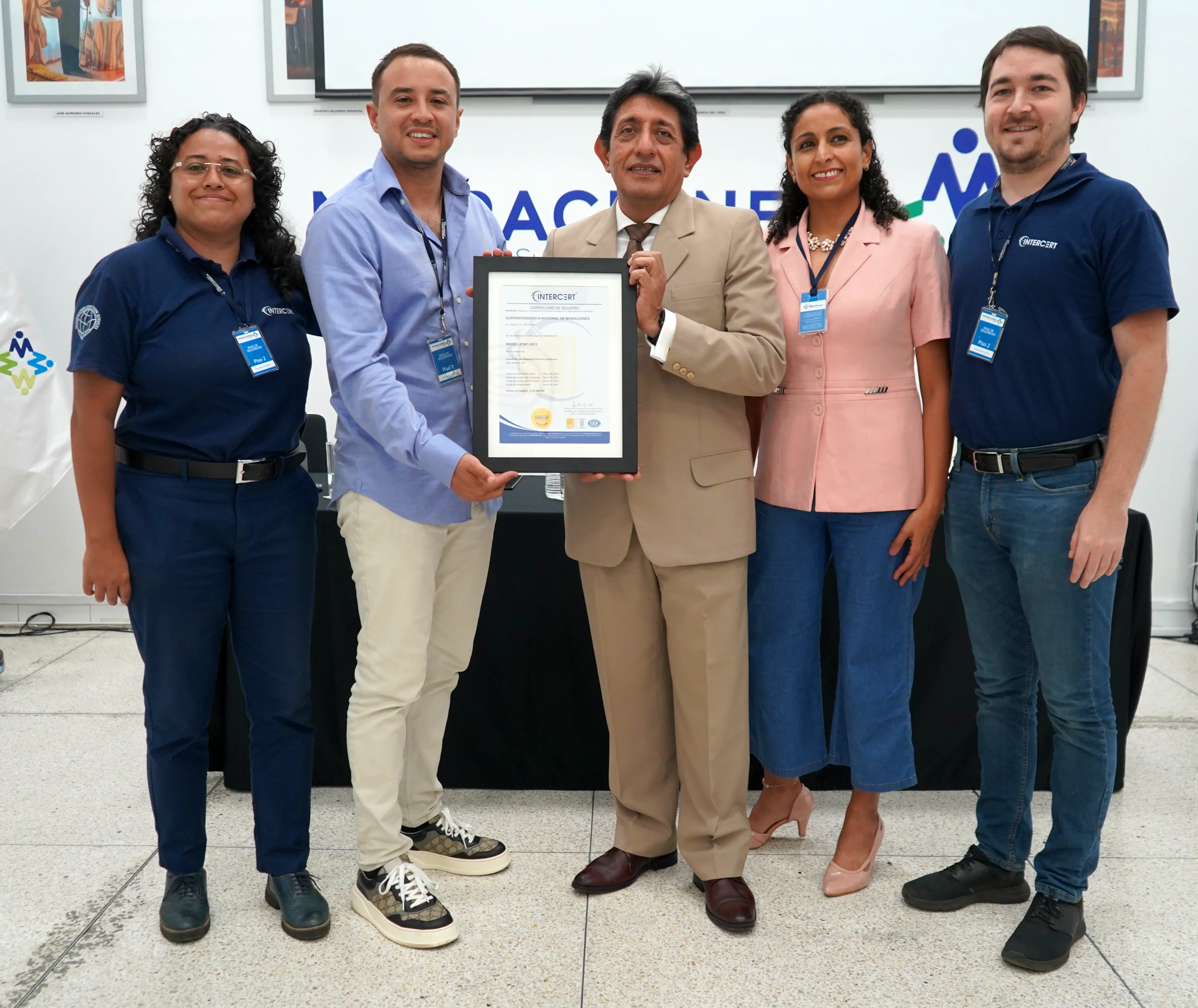 Intercert Entregando Certificado a Migraciones Peru